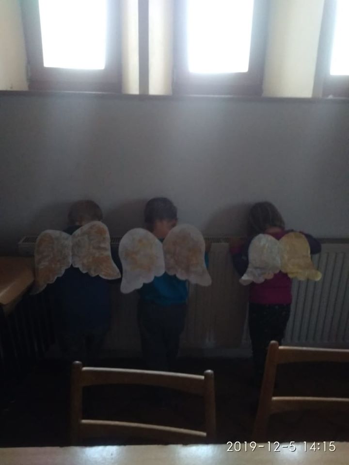 Děti s andělskými křídly z papíru