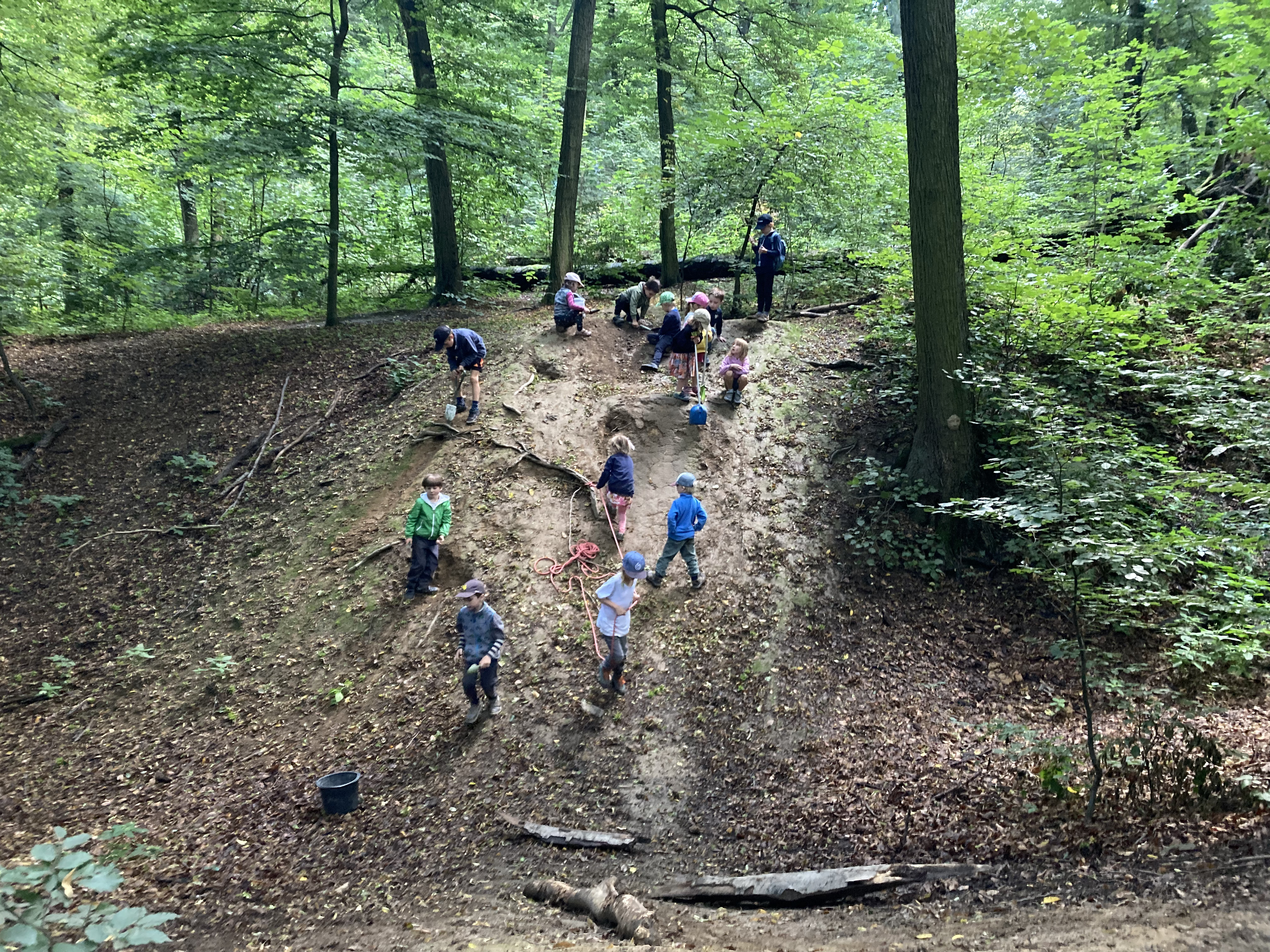 Děti z příměstského tábora v oboře Hvězda